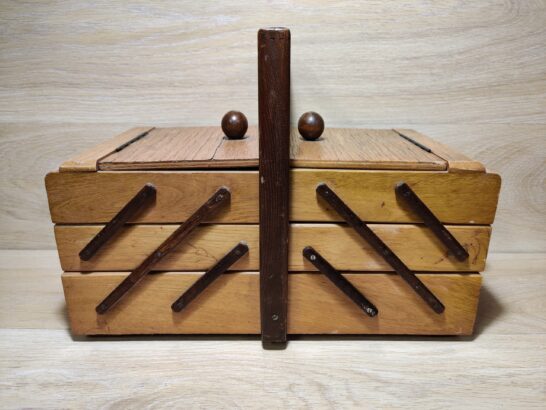 Käsitöökast tammest koos sisuga