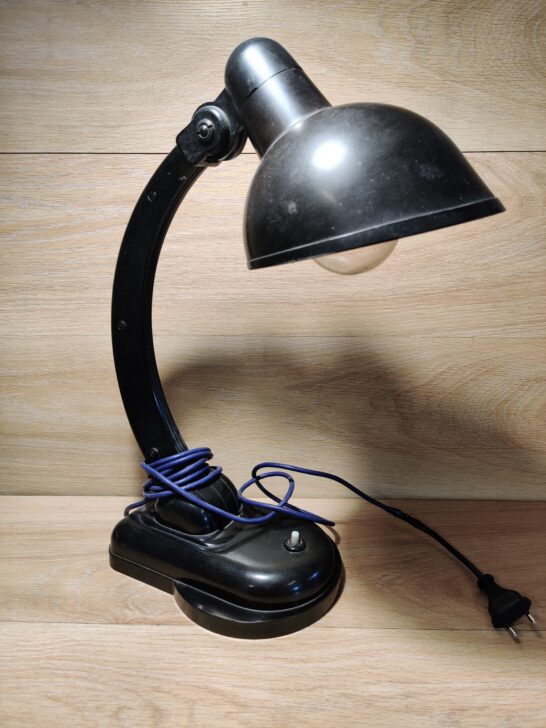 Bakeliidist laualamp