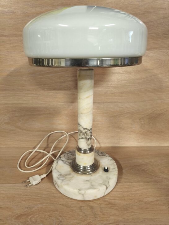 Marmor jalaga laualamp