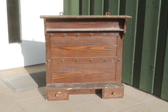 Riiul nagi sahtlitega