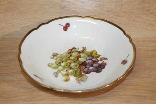 Suur kauss vaagen puuviljadega